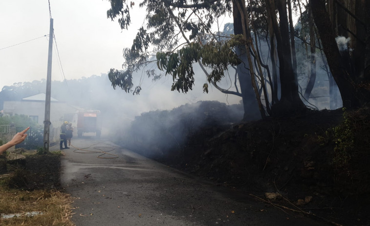 Emerxencias controla un incendio que amenazó a varias viviendas en O Grove