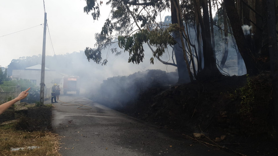 Emerxencias controla un incendio que amenazó a varias viviendas en O Grove