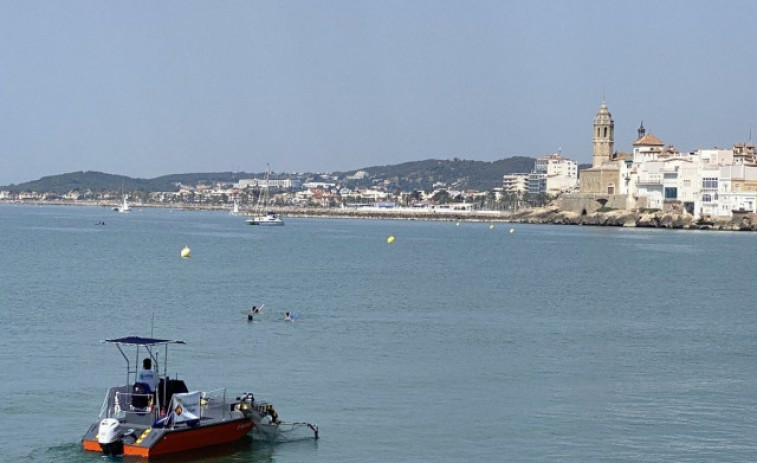 La presencia de un tiburón obliga a cerrar temporalmente 4 playas de Sitges