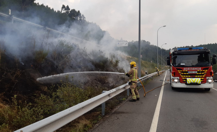 Sofocan un incendio en la Autovía en Vilagarcía