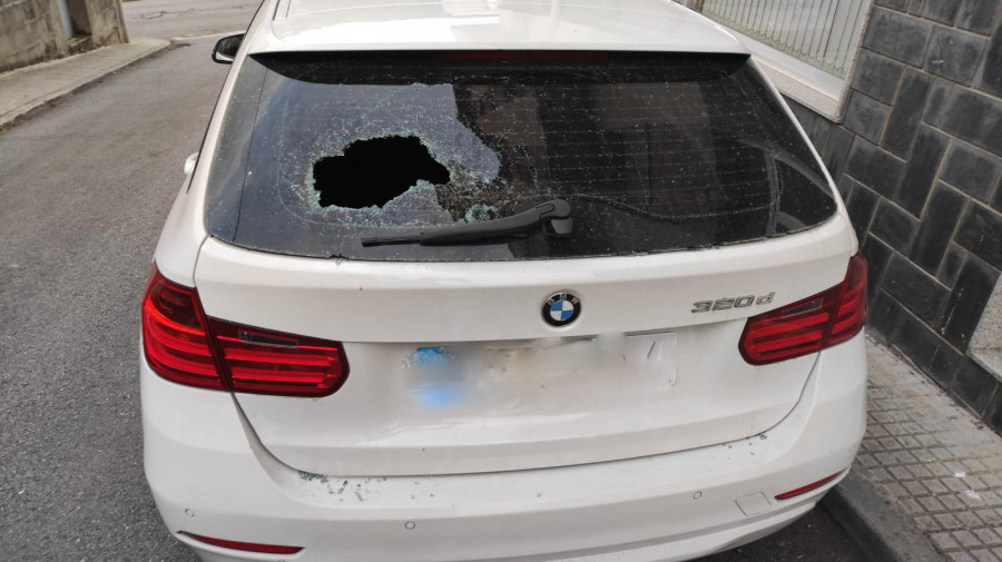 Rompe la luna de un coche de un puñetazo y acaba arrestado por atentado a la autoridad en Ribeira