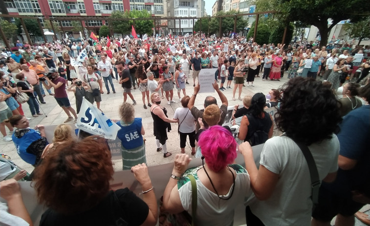 Un millar de personas se concentra en Ribeira para denunciar la falta de médicos y pedir una Sanidad digna