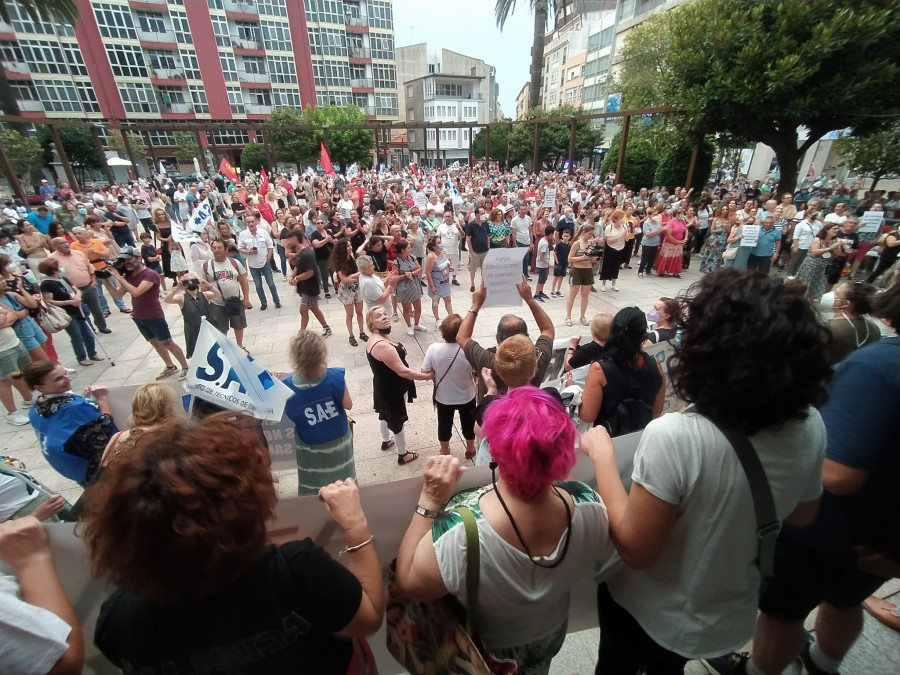 Un millar de personas se concentra en Ribeira para denunciar la falta de médicos y pedir una Sanidad digna