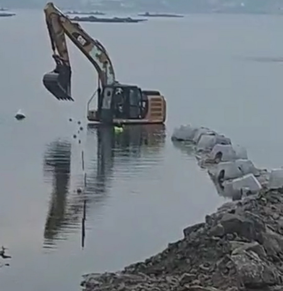 La Cofradía de Cabo de Cruz denuncia que unas obras están destruyendo el banco marisquero de A Marxa