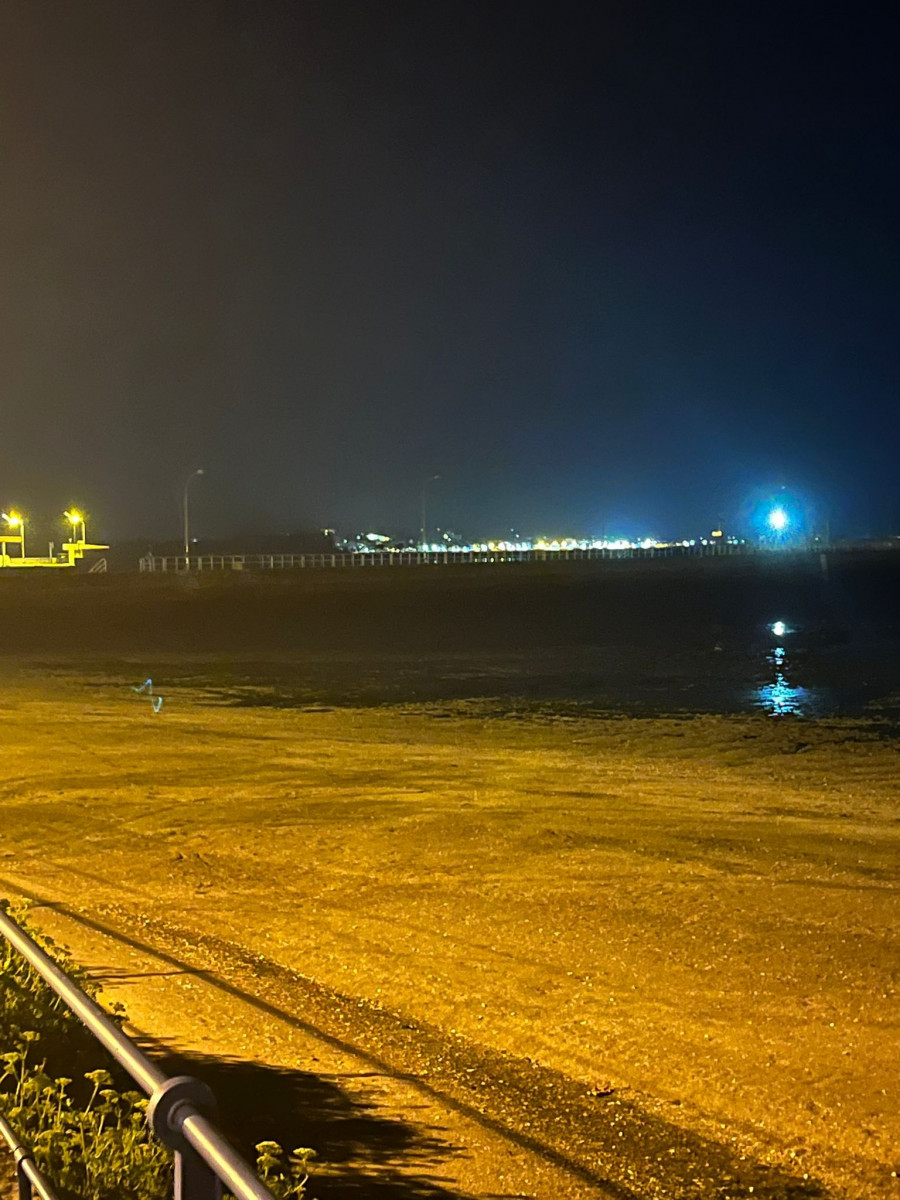 El Concello de Cambados pone la luz al paseo marítimo a la espera de que la arregle Portos