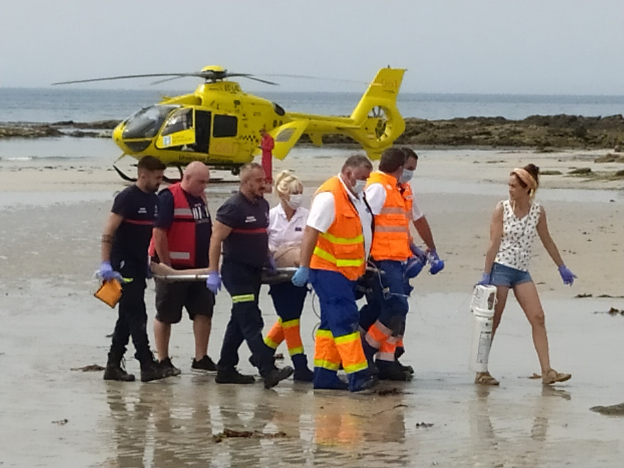 Evacuado en helicóptero al Clínico de Santiago un joven rescatado tras ahogarse en la playa de A Ladeira, en Ribeira