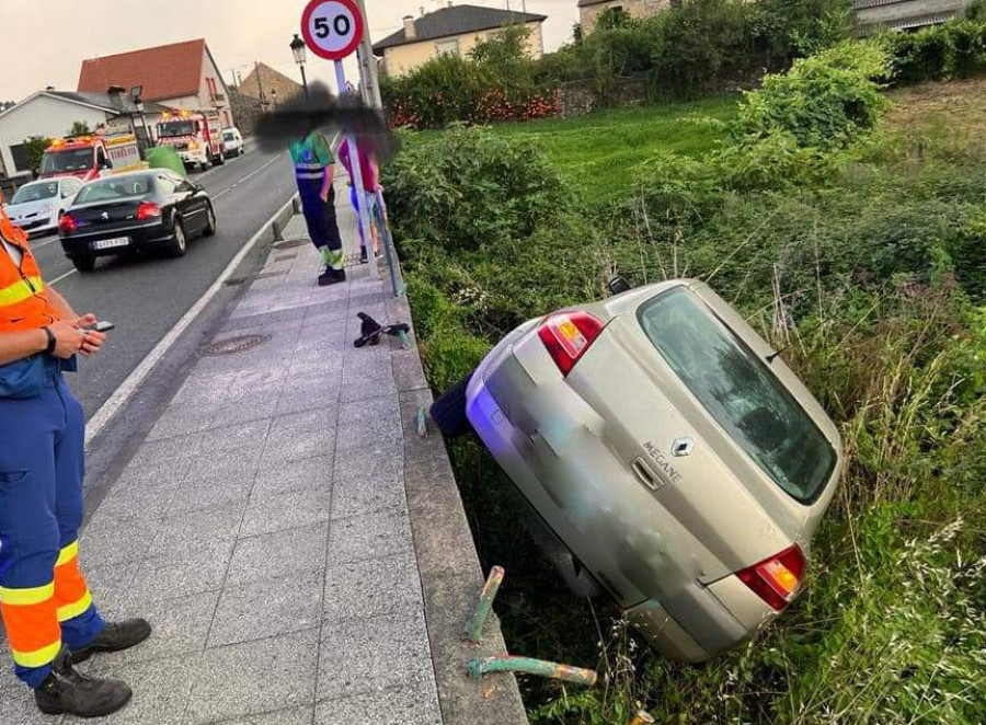 Un conductor resulta herido al recibir un golpe en la cabeza en un accidente en Rianxo y se acaba marchando del lugar