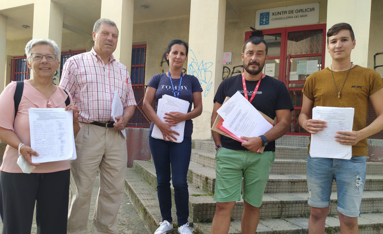 Entregan en la delegación de Mar en Ribeira 5.065 firmas para pedir una Sanidad digna en la comarca