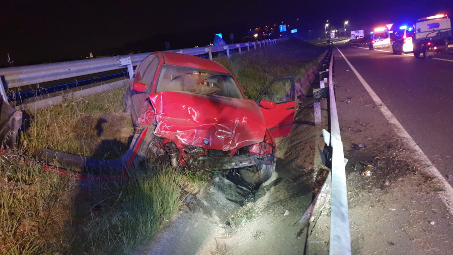 Un conductor resulta herido grave al salirse de la autovía a la altura de Cambados