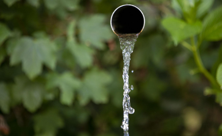 Cambados prohíbe el uso de agua potable para piscinas y regadíos