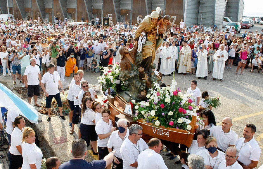 Miles de personas se emocionan en O Grove con la procesión de la patrona del mar tras una larga espera