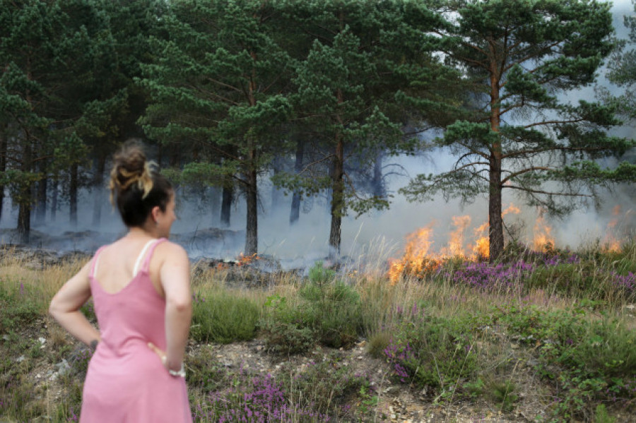 Los medios de extinción trabajan en doce incendios forestales en Galicia