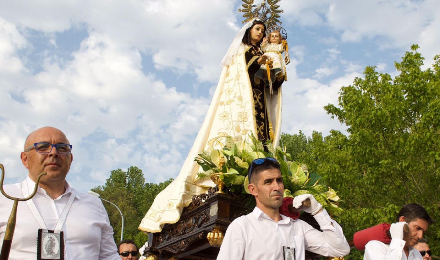 Vilaxoán Canta recupera hoy su voz tras una vibrante procesión marítima de su “Raíña dos Mares”