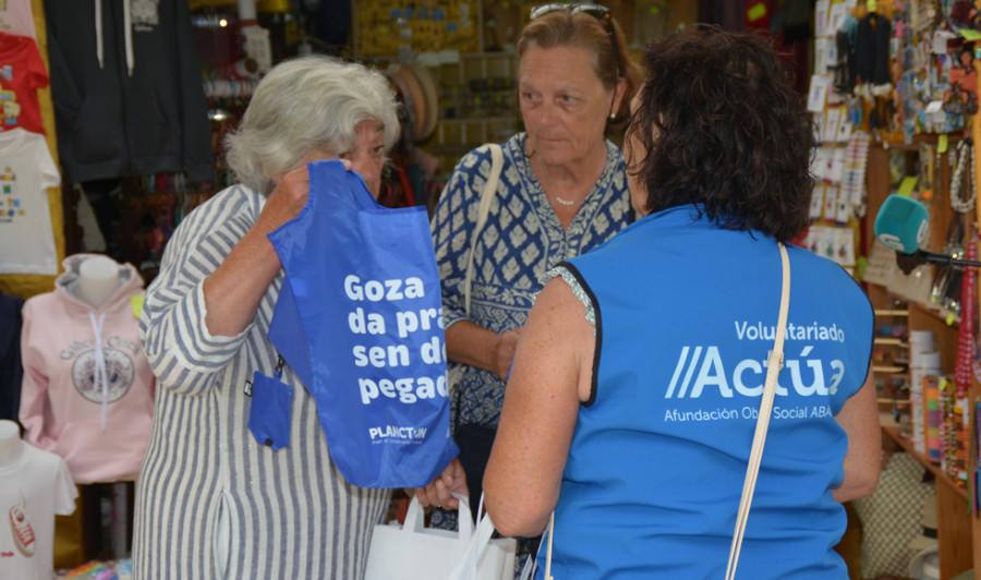 Una campaña invita a los turistas a disfrutar de la playa sin dejar huella