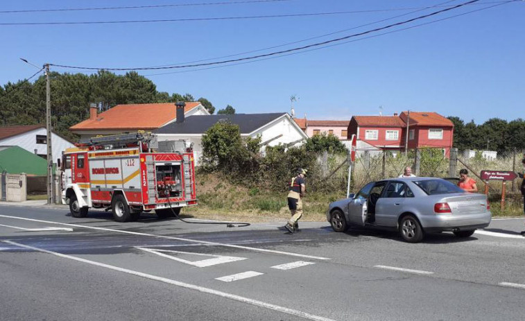 Un niño de 9 años resulta herido en una colisión frontolateral entre dos vehículos en A Pobra