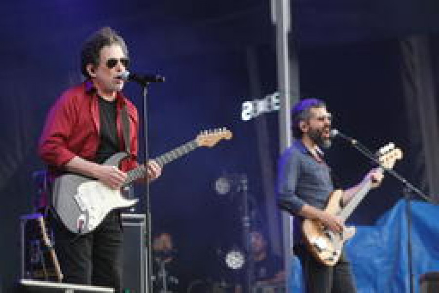 CRÓNICA: Calamaro se resarce en el Atlantic e Izal hace vibrar A Concha en su adiós