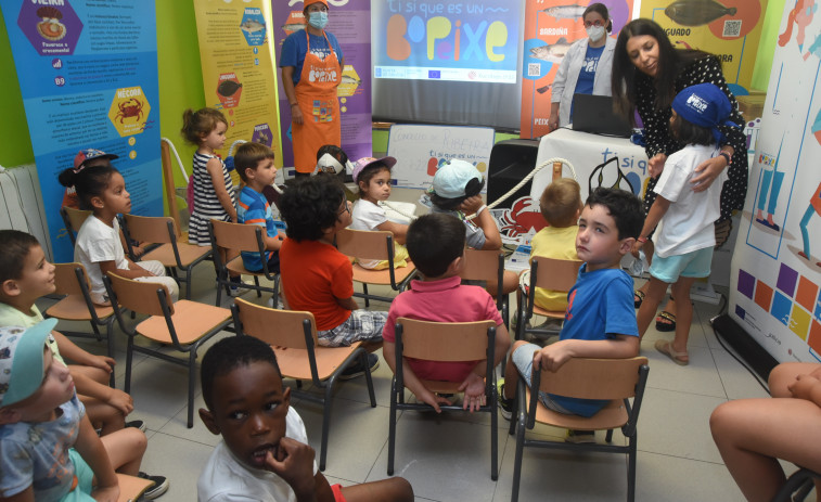 Niños de los campamentos de conciliación de Ribeira asisten a un taller sobre ventajas de consumir pescados y mariscos