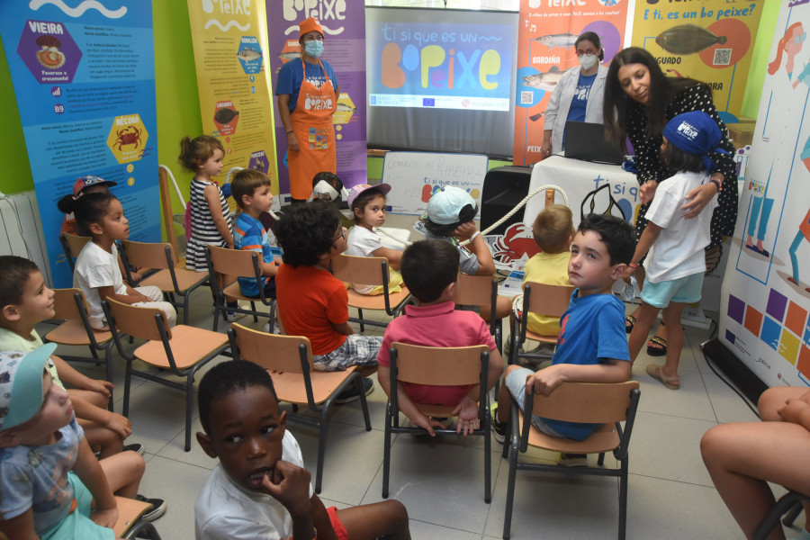 Niños de los campamentos de conciliación de Ribeira asisten a un taller sobre ventajas de consumir pescados y mariscos