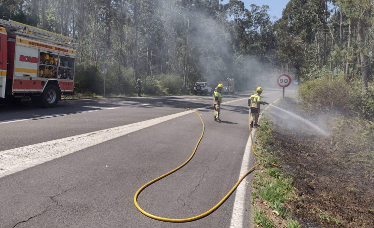 Bomberos de Boiro apagan un incendio forestal en el lugar rianxeiro de Burés, pegado a la AC-305