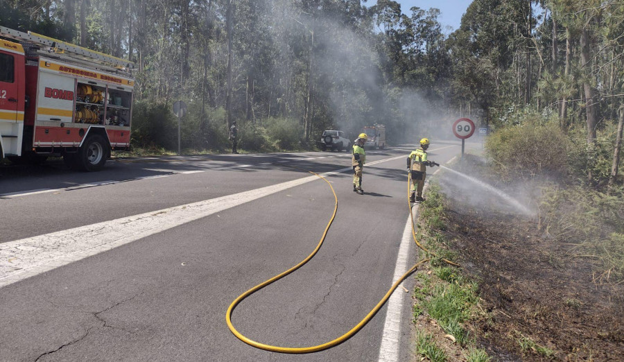 Bomberos de Boiro apagan un incendio forestal en el lugar rianxeiro de Burés, pegado a la AC-305