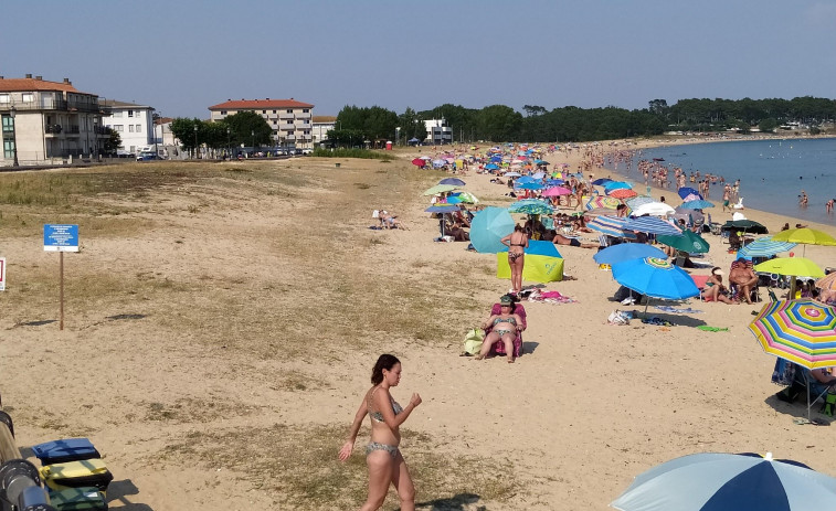 Ribeira se suma a la limpieza simultánea de playas impulsada por Adega con una acción en Coroso