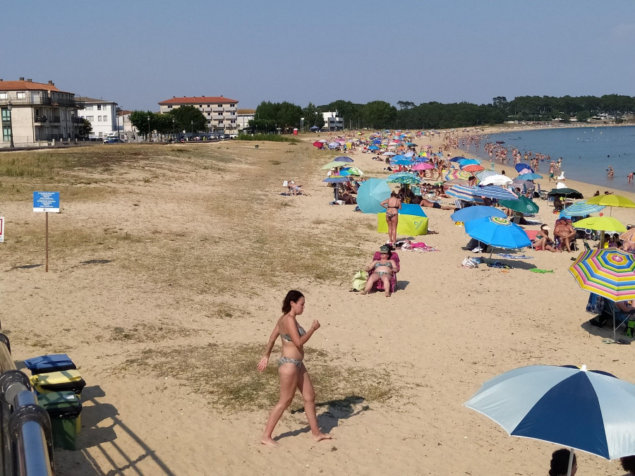 Una treintena de bañistas muestra su interés en sumarse a la limpieza de Coroso impulsada por la Dorna