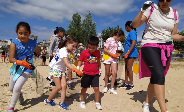 La limpieza en la playa de Coroso permite la retirada de 25 kilos de residuos por medio centenar de personas