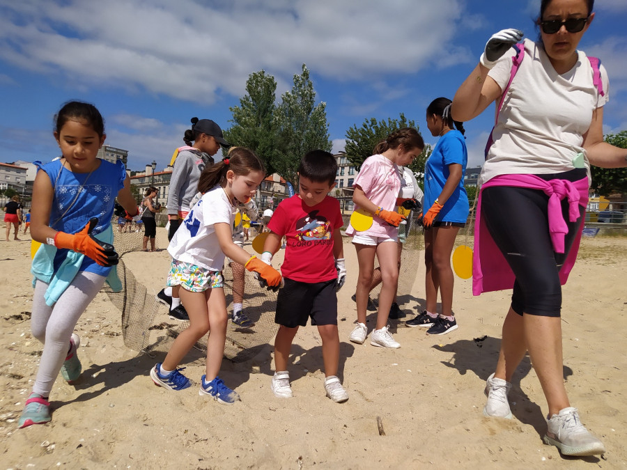 La limpieza en la playa de Coroso permite la retirada de 25 kilos de residuos por medio centenar de personas