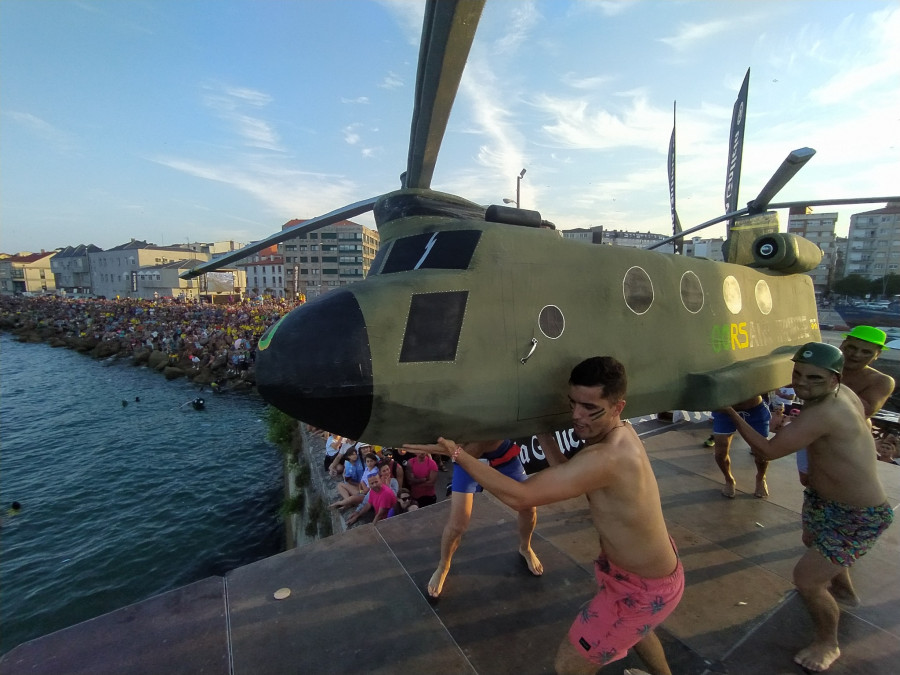 El avión de guerra de Os Corsarios do Barbansa gana el "Jran Premio Ícaro de Voo sen motor" de la Festa da Dorna