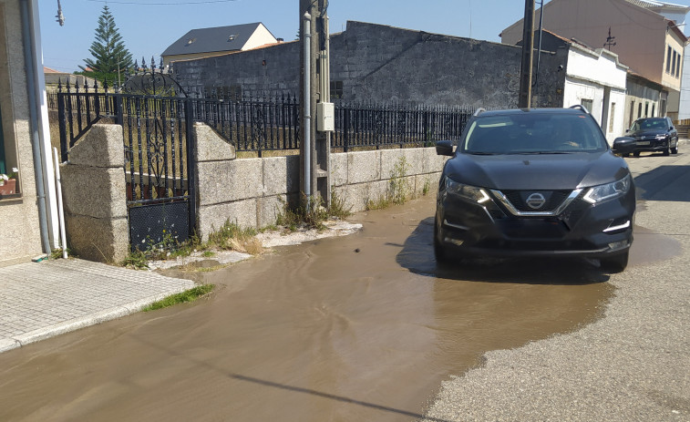 Registrado un reventón de una tubería de agua potable cerca de la Casa do Mar de Aguiño, en Ribeira