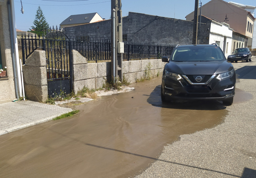 Registrado un reventón de una tubería de agua potable cerca de la Casa do Mar de Aguiño, en Ribeira