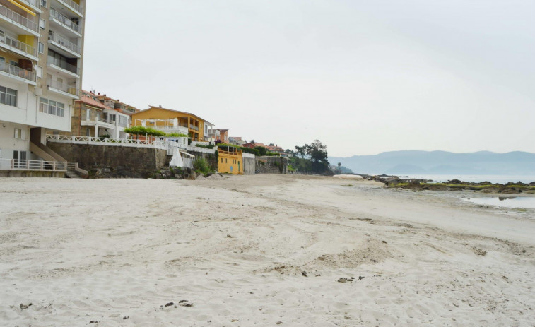 Un informe señala que la arena depositada en la playa de A Carabuxeira quedó fijada