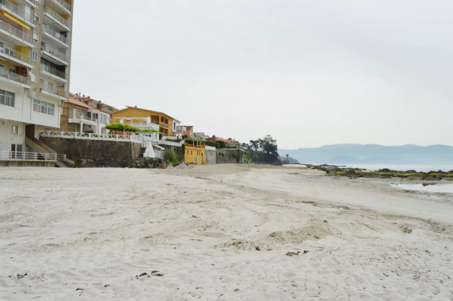 Un informe señala que la arena depositada en la playa de A Carabuxeira quedó fijada