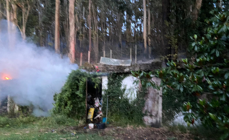 Un incendio forestal quema el alpendre de una casa en Sanxenxo