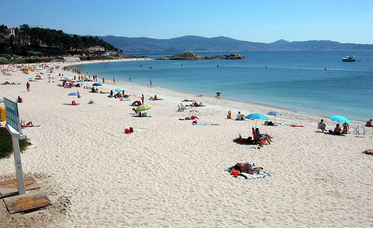 Un análisis muestra parámetros alterados en una zona de la playa de Areas y desaconsejan el baño