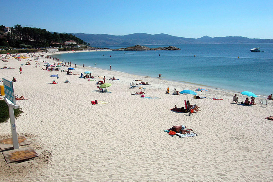 Un análisis muestra parámetros alterados en una zona de la playa de Areas y desaconsejan el baño