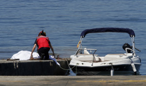 Muere un vecino de Madrid al chocar una embarcación contra una batea en A Illa