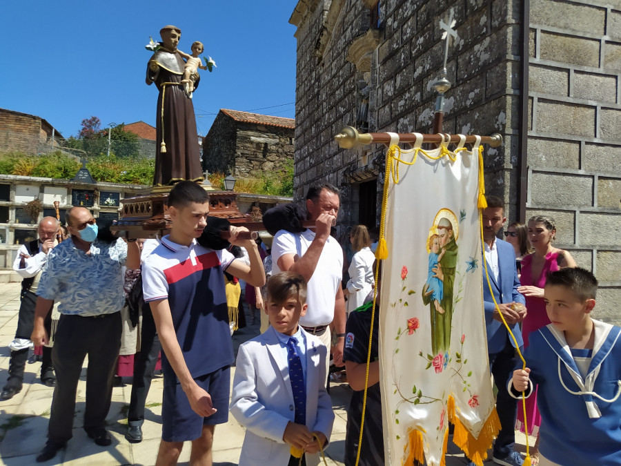 Lampón dedica el segundo día de sus fiestas patronales a Antonio de Padua, en víspera de homenajear al Carmen