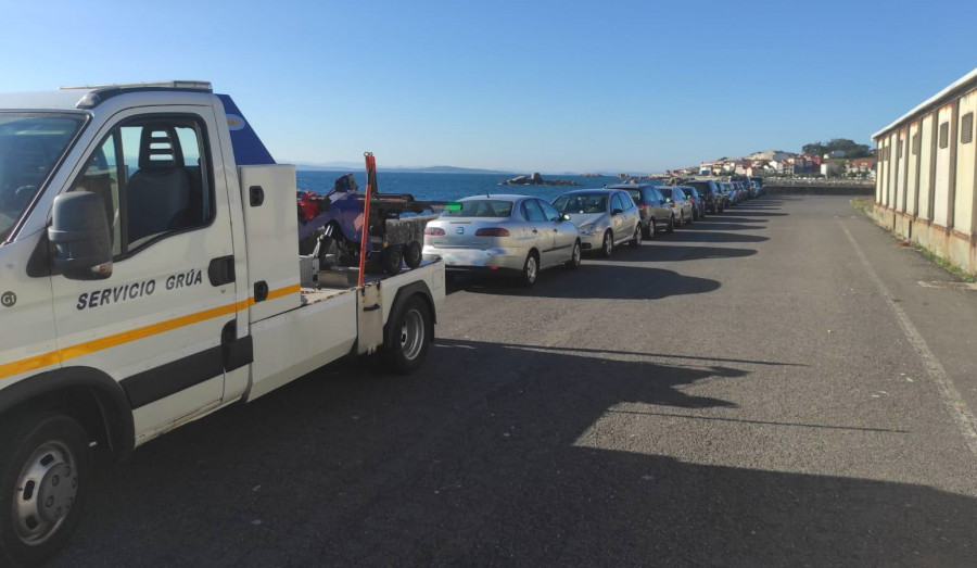 La grúa municipal retira 15 vehículos del recinto portuario donde se instala el mercadillo de Ribeira