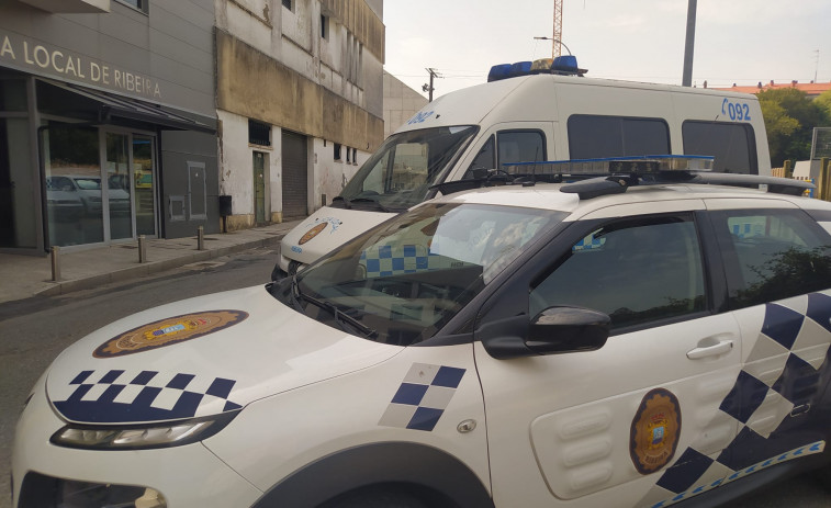 Denunciado un local hostelero del casco urbano de Ribeira por incumplir el horario de cierre