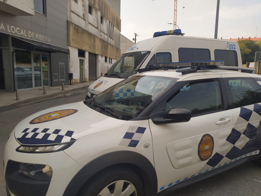 Denunciado un local hostelero del casco urbano de Ribeira por incumplir el horario de cierre