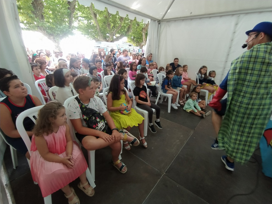 Paco Nogueiras cautiva aos cativos co espectáculo “Extra!” na Feira do Libro de Rianxo