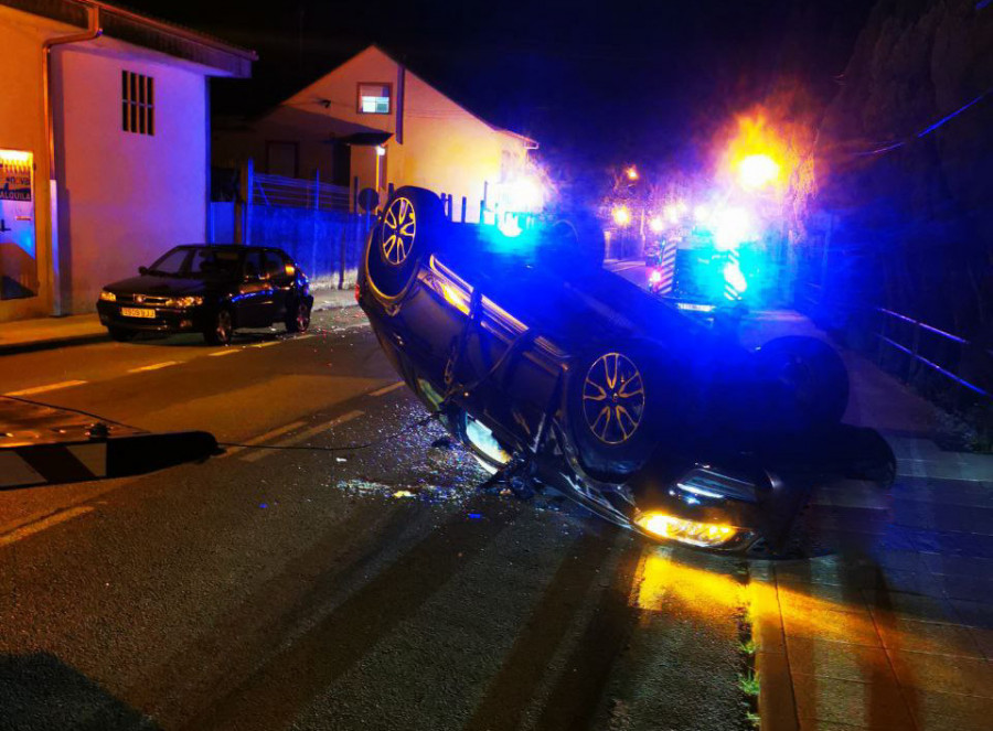 Un conductor resulta herido en un accidente de tráfico con vuelco en la carretera de entrada a Rianxo