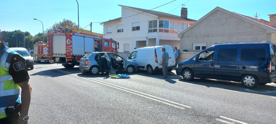 Una conductora resulta herida leve en una salida de vía en Sanxenxo