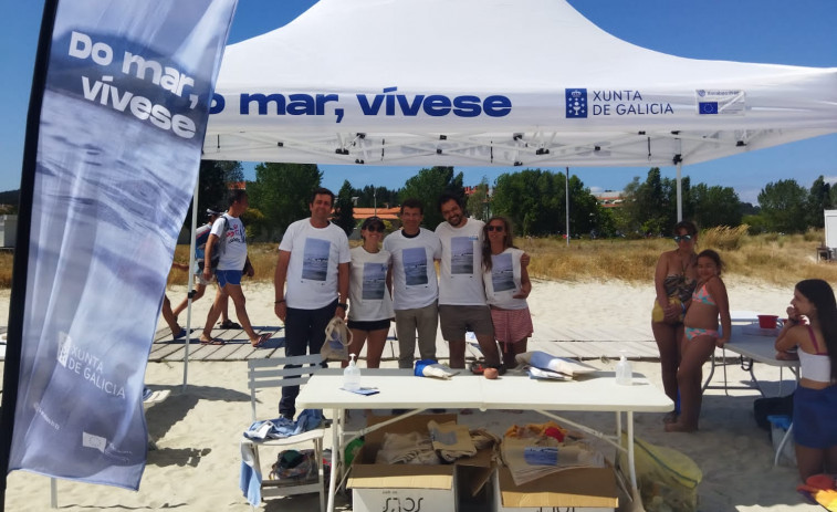 “Do mar vívese” llega a la playa de Baltar con la visita de los concejales de Medio Ambiente y Economía