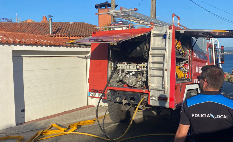 Un incendio en una vivienda de San Vicente de o Grove causa daños materiales