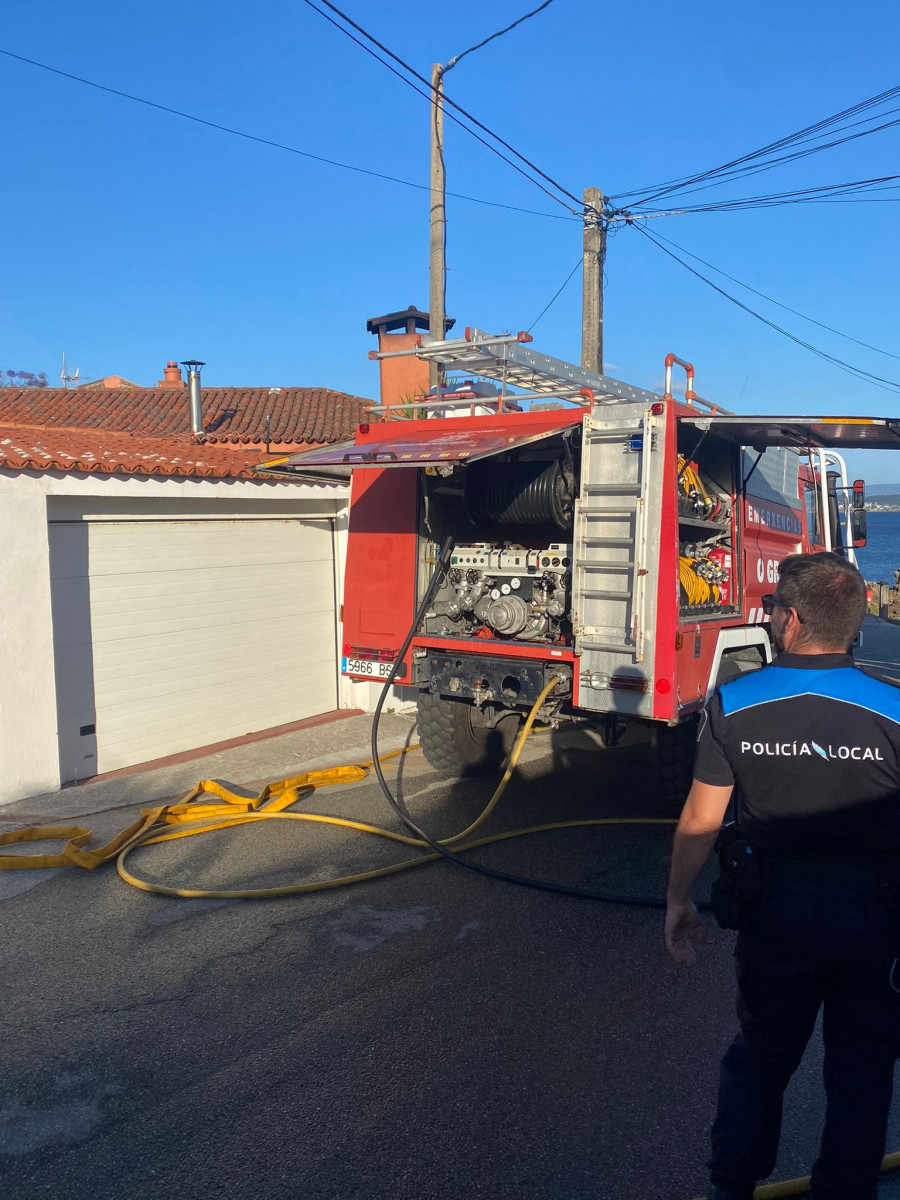 Un incendio en una vivienda de San Vicente de o Grove causa daños materiales