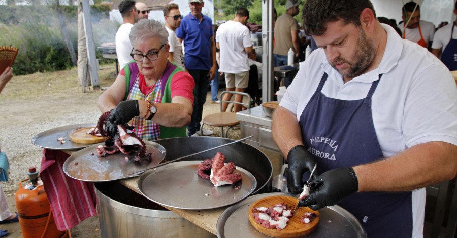 La navaja en A Illa y el pulpo en Pontearnelas restauran la tradición gastronómica estival