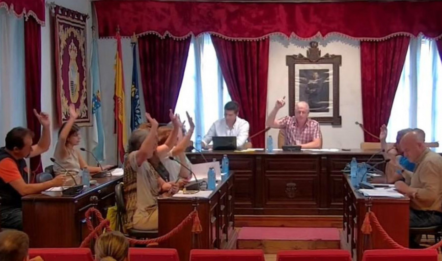 El Pleno de Boiro reclama mejoras sanitarias y el de A Pobra aprueba la regulación de la circulación