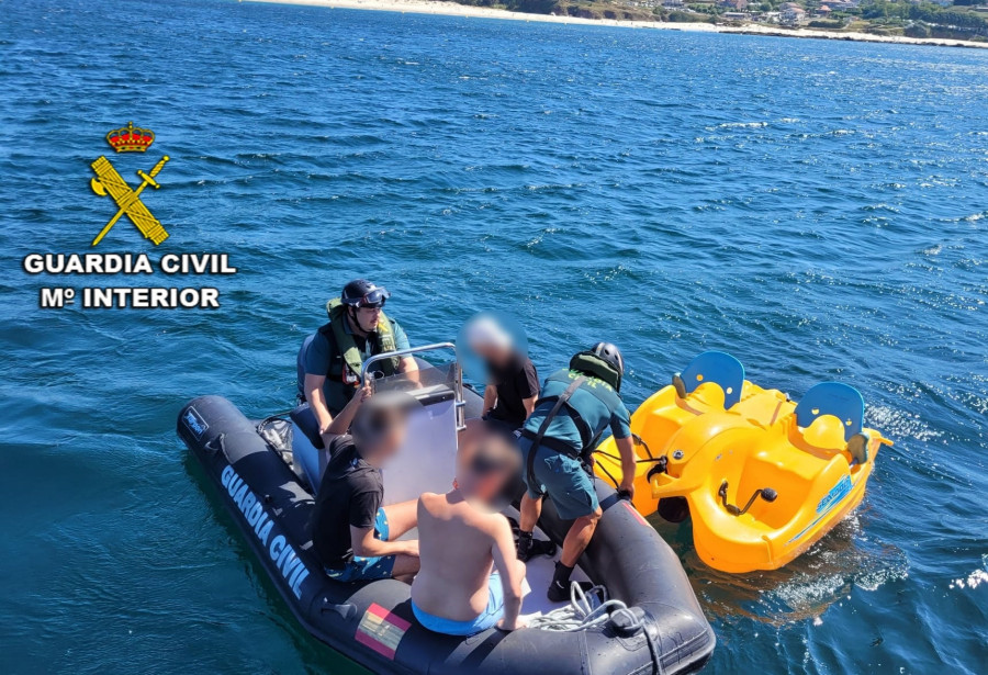 La Guardia Civil rescata a tres personas que iban a la deriva en una pedaleta en Sanxenxo